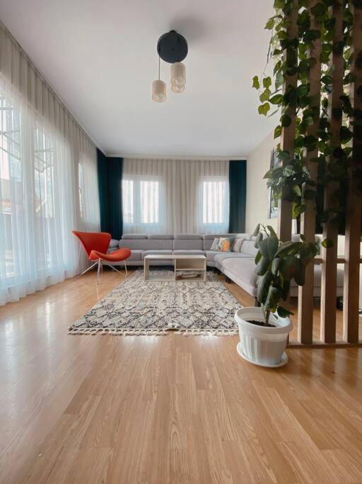 דירות פרישטינה Siera'S Penthouse מראה חיצוני תמונה
